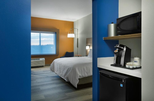 Holiday Inn Express & Suites - Fayetteville South image 11