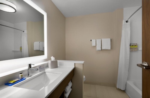 Holiday Inn Express & Suites - Fayetteville South image 13