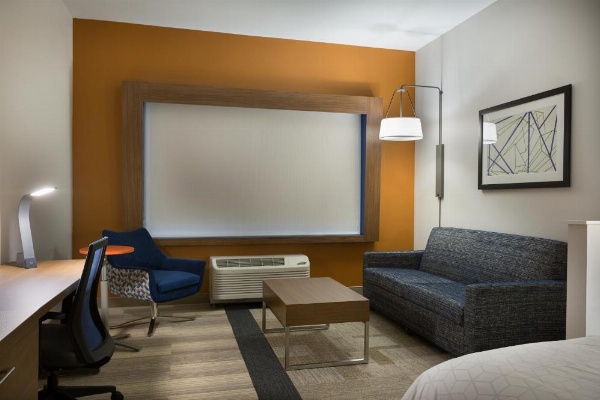 Holiday Inn Express & Suites - Fayetteville South image 14