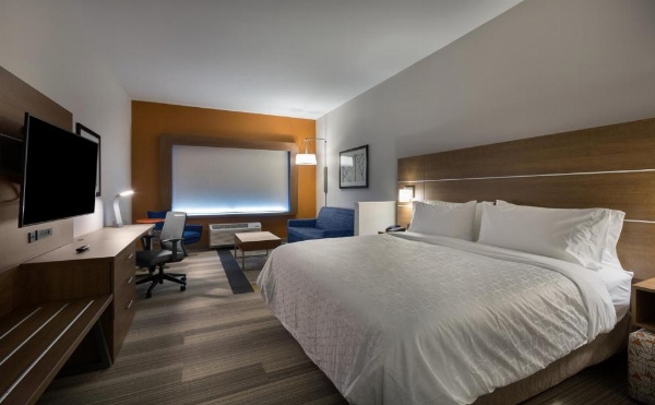 Holiday Inn Express & Suites - Fayetteville South image 15