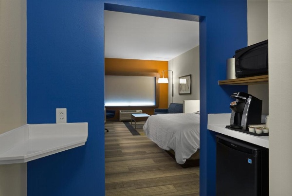 Holiday Inn Express & Suites - Fayetteville South image 16