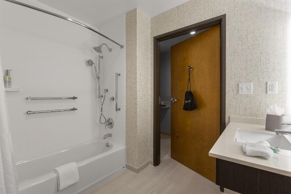 Holiday Inn Express & Suites - Fayetteville South image 2