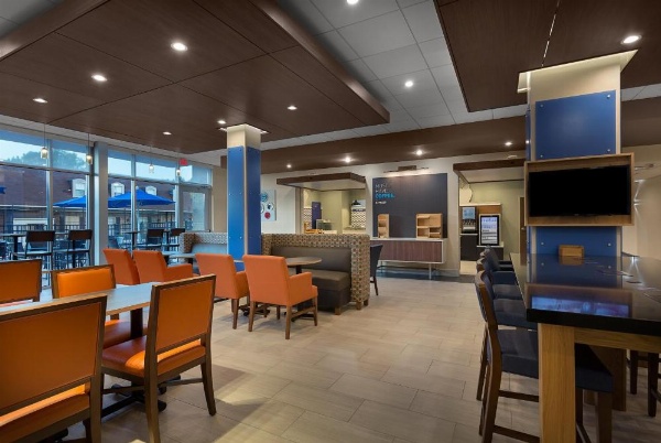 Holiday Inn Express & Suites - Fayetteville South image 25
