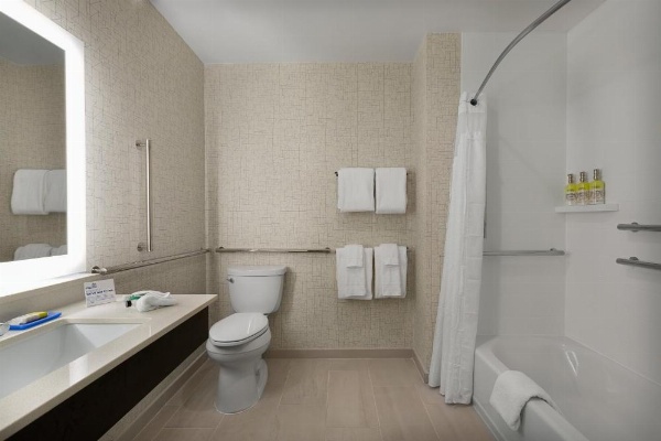 Holiday Inn Express & Suites - Fayetteville South image 27