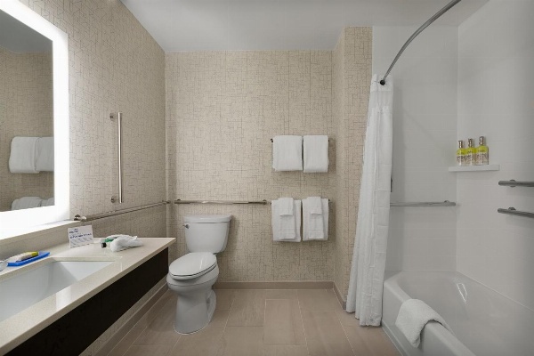 Holiday Inn Express & Suites - Fayetteville South image 3