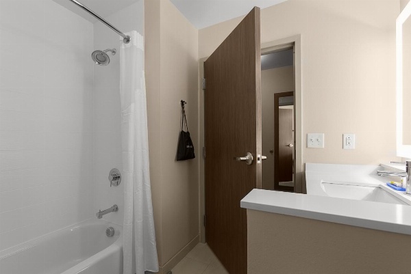 Holiday Inn Express & Suites - Fayetteville South image 6