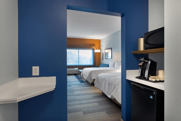 Holiday Inn Express & Suites - Fayetteville South image 9